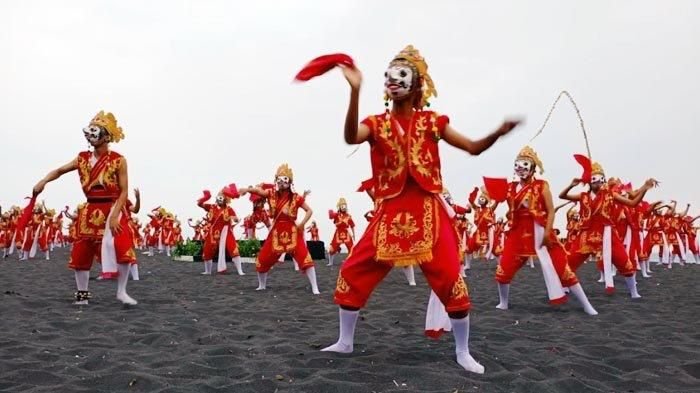 Puluhan Penari Topeng Kaliwungu