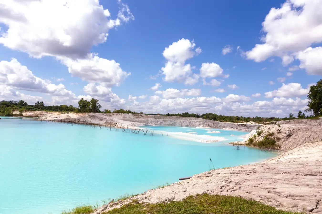 Menjelajahi Keindahan Danau Kaolin Belitung