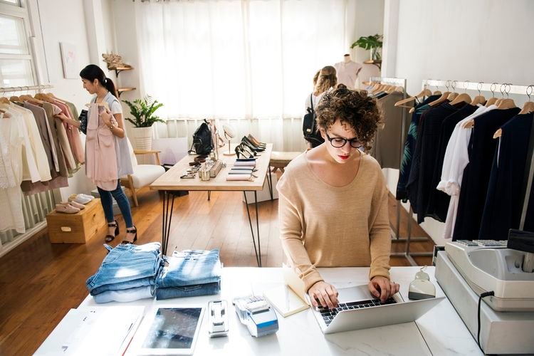 Cara Kembangkan Bisnis Fashion ala Hetty Awi