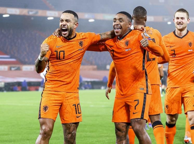 Standar Ganda Ronald Koeman ke Bergwijn dan Depay
