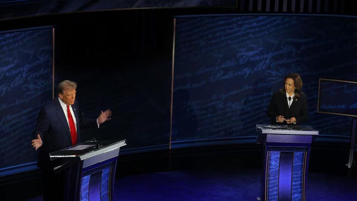Raut Muka Trump Dengar Kamala Harris Beberkan 'Warisan Buruknya'